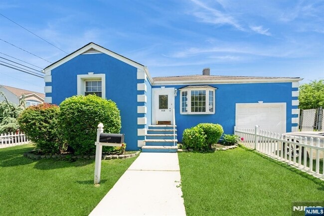 940 Schopmann Dr in Secaucus, NJ - Building Photo - Building Photo