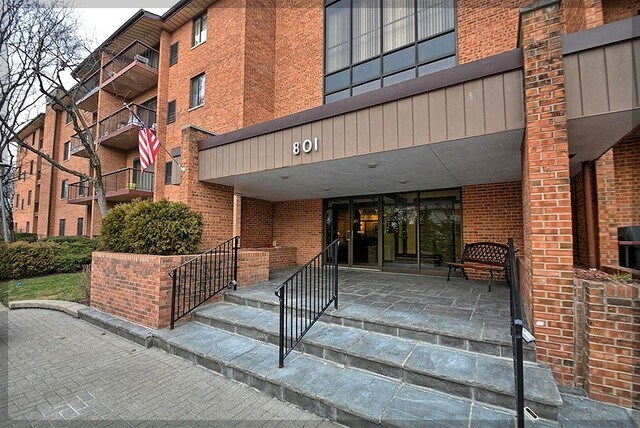 801 79th St in Darien, IL - Foto de edificio - Building Photo
