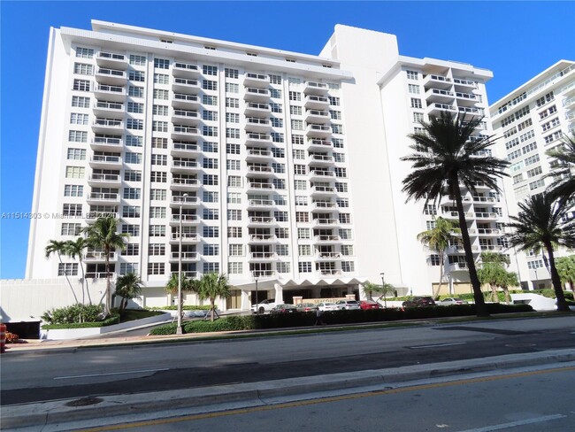 5700 Collins Ave, Unit 4 in Miami Beach, FL - Foto de edificio - Building Photo