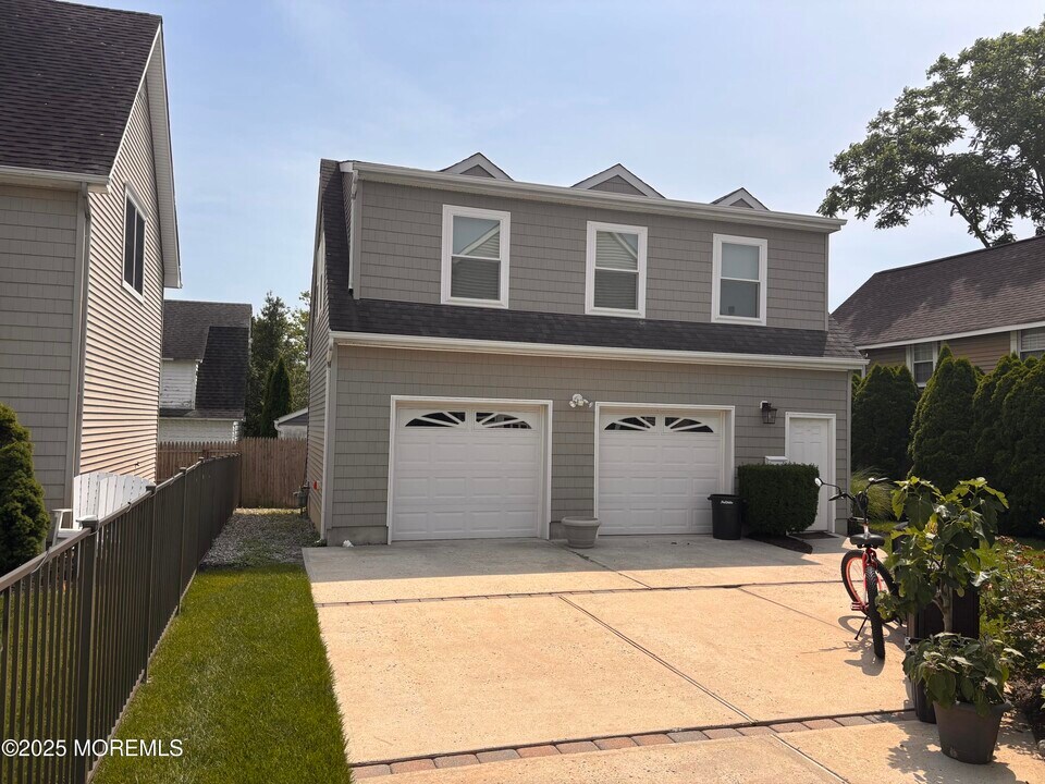 513 Evergreen Ave in Bradley Beach, NJ - Building Photo