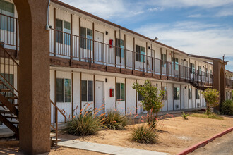 Pinnacle Apartments in Las Vegas, NV - Building Photo - Building Photo