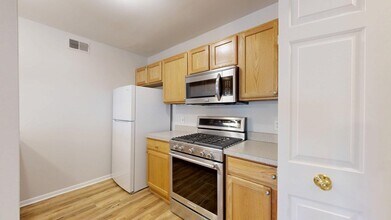 2718 S Knightsbridge Cir in Ann Arbor, MI - Building Photo - Building Photo