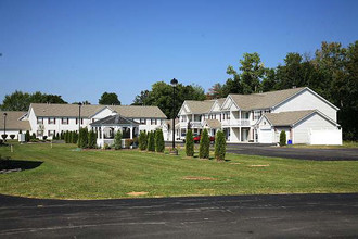 Bay Pines Apartments in Webster, NY - Foto de edificio - Building Photo