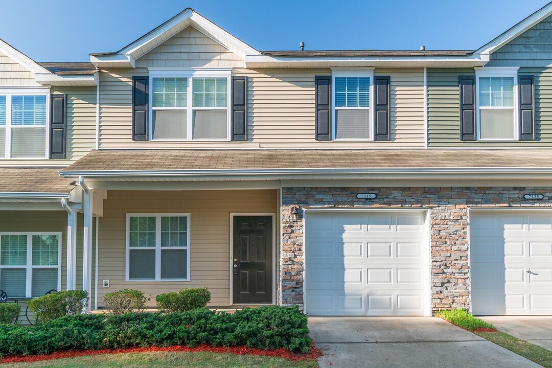 7119 Adare Mews Rd in Charlotte, NC - Building Photo