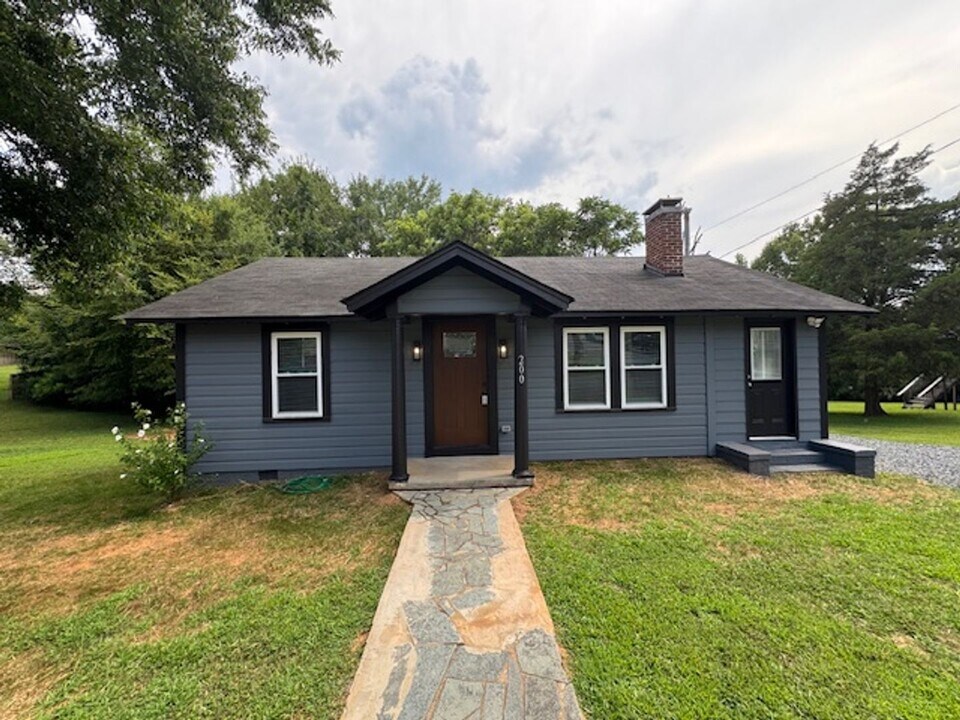 200 E Park Ave in Albemarle, NC - Building Photo