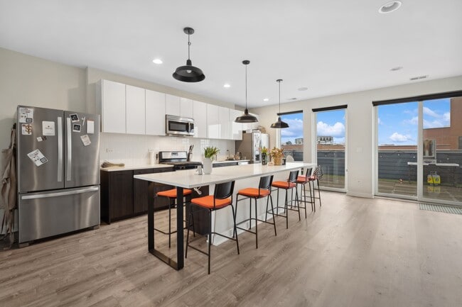 3927 N Clarendon Ave, Unit 601 in Chicago, IL - Building Photo - Building Photo