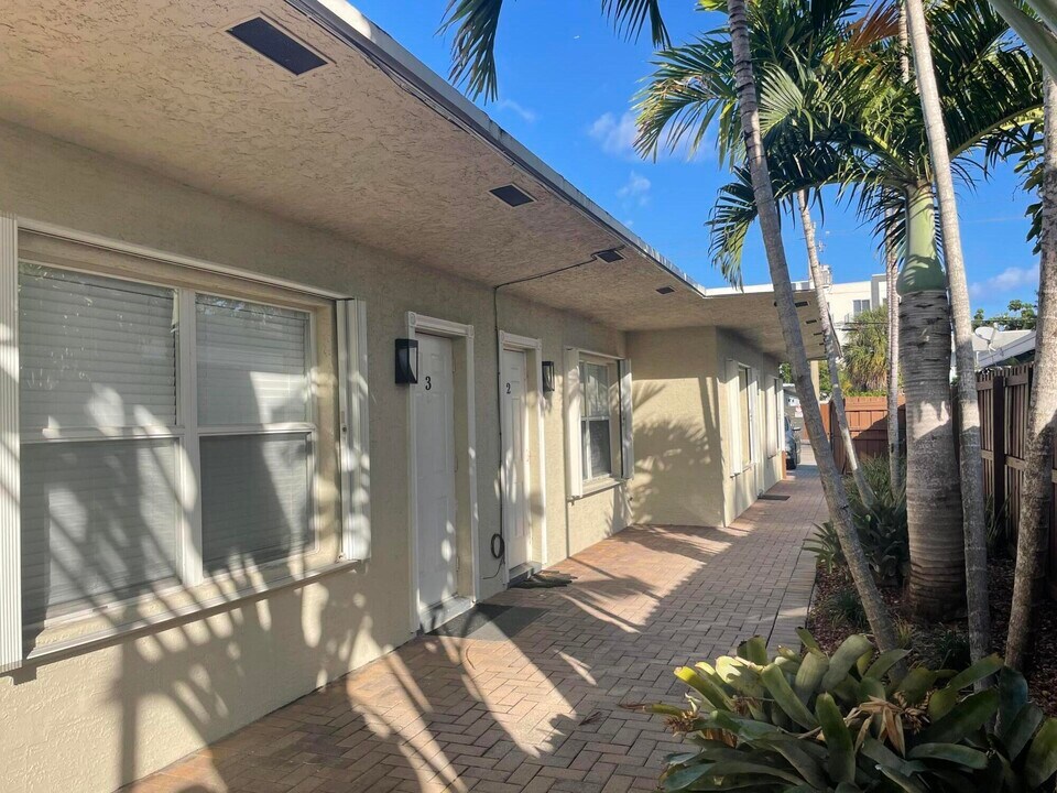 1021 N Victoria Park Rd in Fort Lauderdale, FL - Building Photo