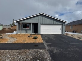 16650 Grey Pne St in La Pine, OR - Building Photo