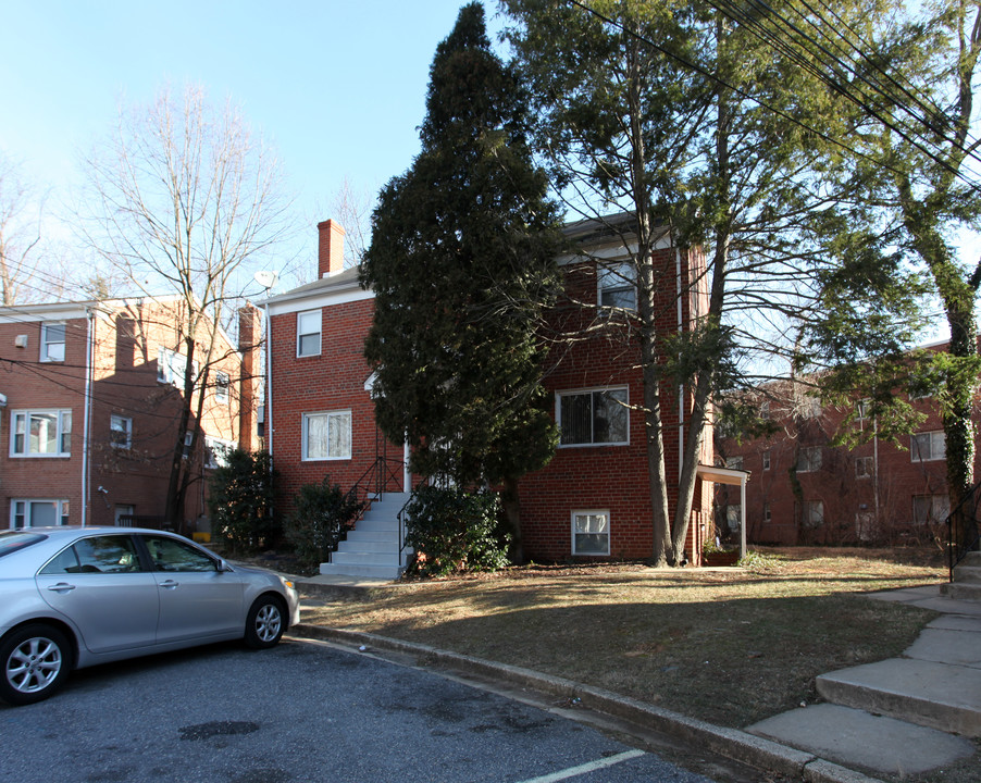 8203 Houston Ct in Takoma Park, MD - Foto de edificio