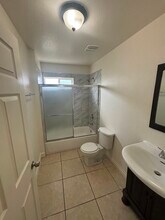 413 E 109th St in Los Angeles, CA - Foto de edificio - Building Photo