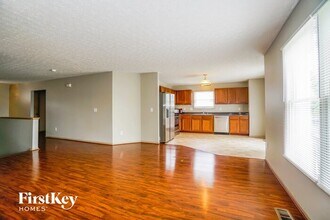 5911 Epernay Way in Galloway, OH - Foto de edificio - Building Photo
