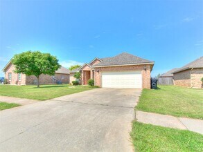 929 NE 28th St in Moore, OK - Foto de edificio - Building Photo