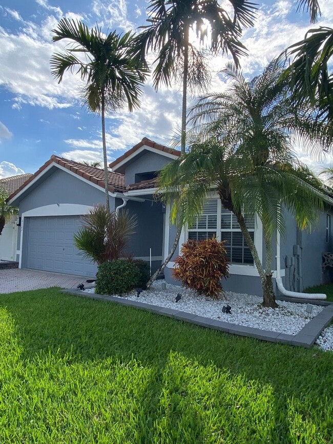 2322 NW 166th Ave in Pembroke Pines, FL - Building Photo - Building Photo