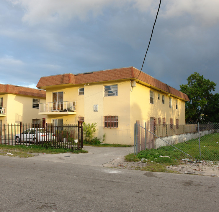 125-131 NE 56th St in Miami, FL - Building Photo