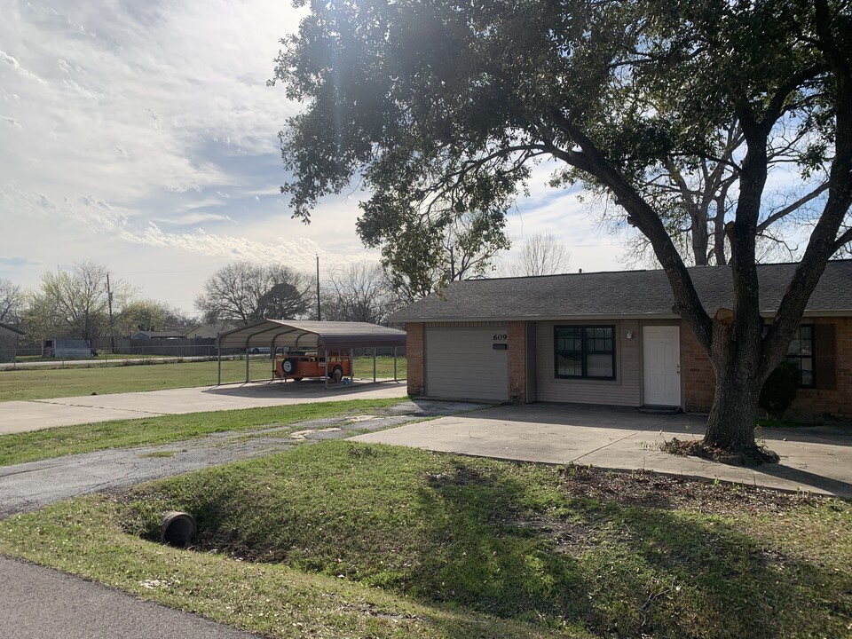 609 N 11th St in La Porte, TX - Foto de edificio