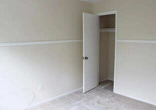 1512 Green Hollow Dr in Iselin, NJ - Foto de edificio - Building Photo