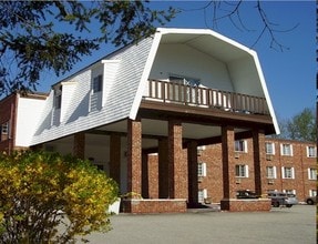Mansion House Apartments in Cranston, RI - Foto de edificio - Building Photo
