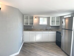 7515 Bayway Dr in Baytown, TX - Building Photo - Building Photo