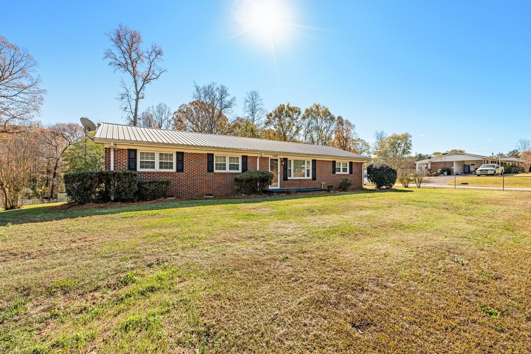 1429 John Dodd Rd in Spartanburg, SC - Building Photo