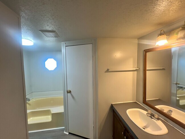 1625 S 5th St in Chickasha, OK - Building Photo - Building Photo