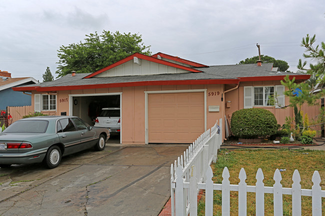 Clover Manor in Sacramento, CA - Building Photo - Building Photo