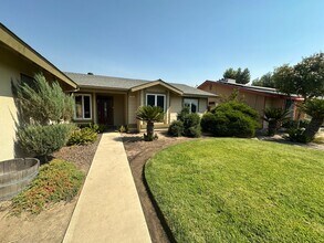 902 Lakewood Dr in Hanford, CA - Building Photo - Building Photo