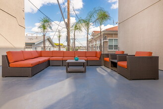 Regency Palm Court in Los Angeles, CA - Foto de edificio - Building Photo