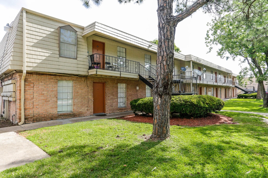 Park on Vista in Pasadena, TX - Building Photo