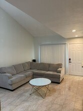 1105 Beechdale Dr in Palmdale, CA - Foto de edificio - Building Photo