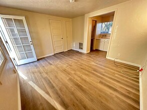 101-111 E Canal Dr in Turlock, CA - Building Photo - Building Photo