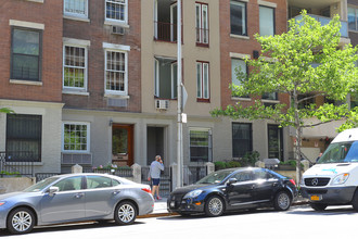 333 W 70th St in New York, NY - Foto de edificio - Building Photo