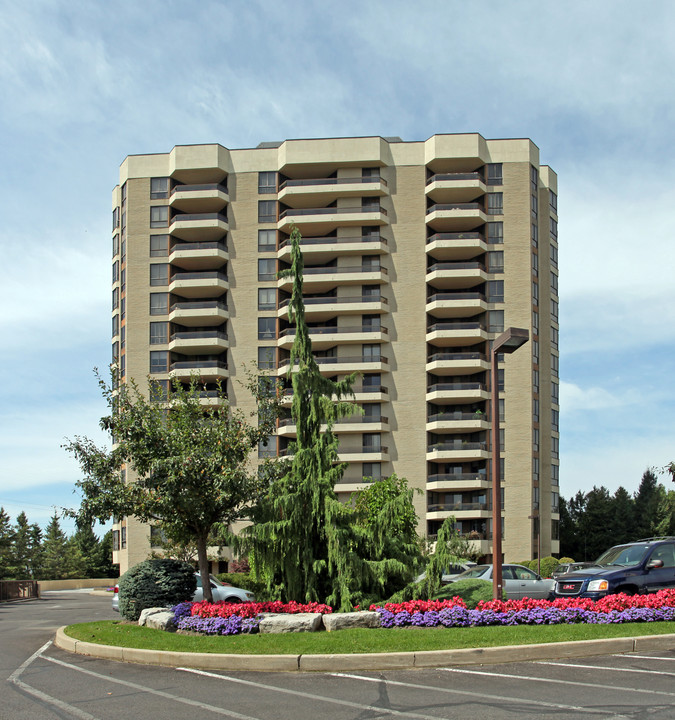 700 Wilson Rd N in Oshawa, ON - Building Photo