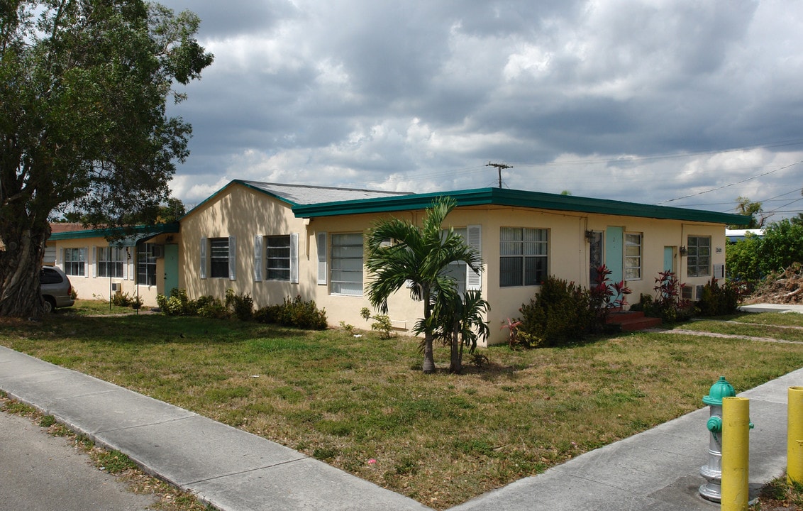 2401 Taft St in Hollywood, FL - Building Photo