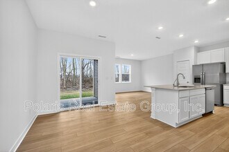 7555 Marin Pkwy in Cumberland, IN - Foto de edificio - Building Photo