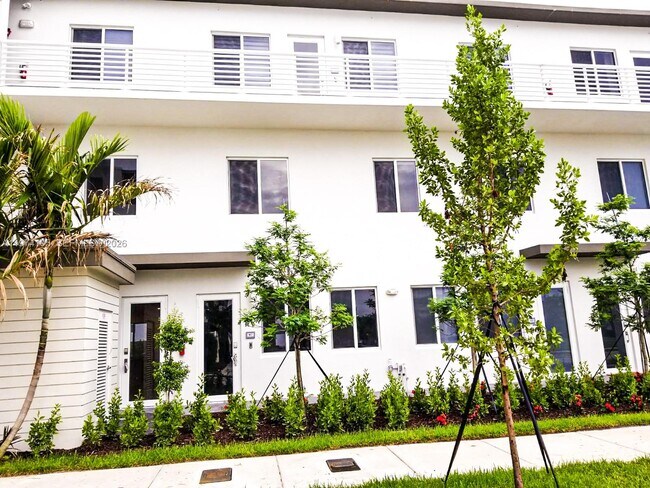 6410 NW 102nd Path in Doral, FL - Building Photo - Building Photo