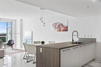 400 Sunny Isles Blvd, Unit 1205 in Sunny Isles Beach, FL - Building Photo - Building Photo