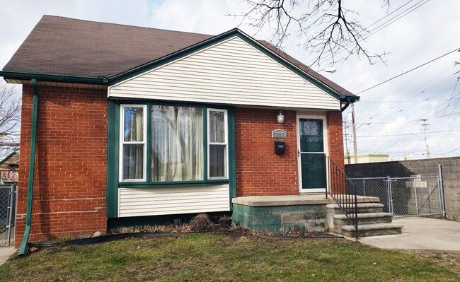 28833 Groveland St in Madison Heights, MI - Building Photo - Building Photo