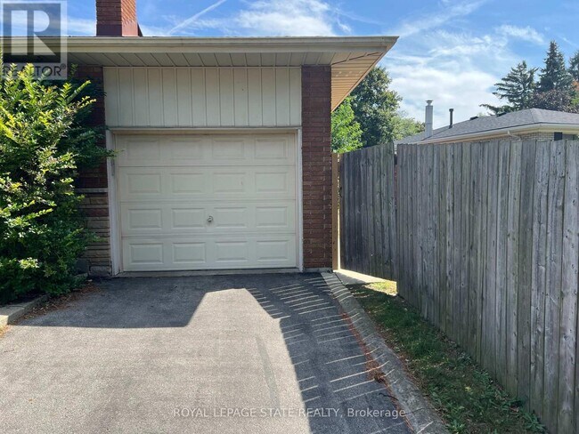 3 Cambria Ct in Hamilton, ON - Building Photo - Building Photo