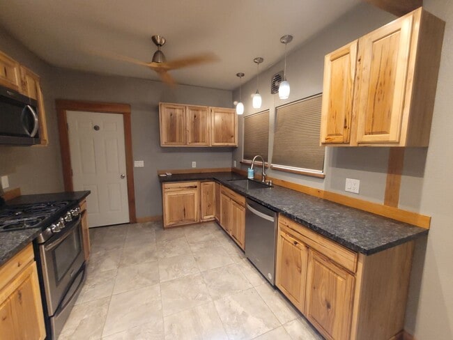 1001 Lozier Ln in Medford, OR - Building Photo - Building Photo
