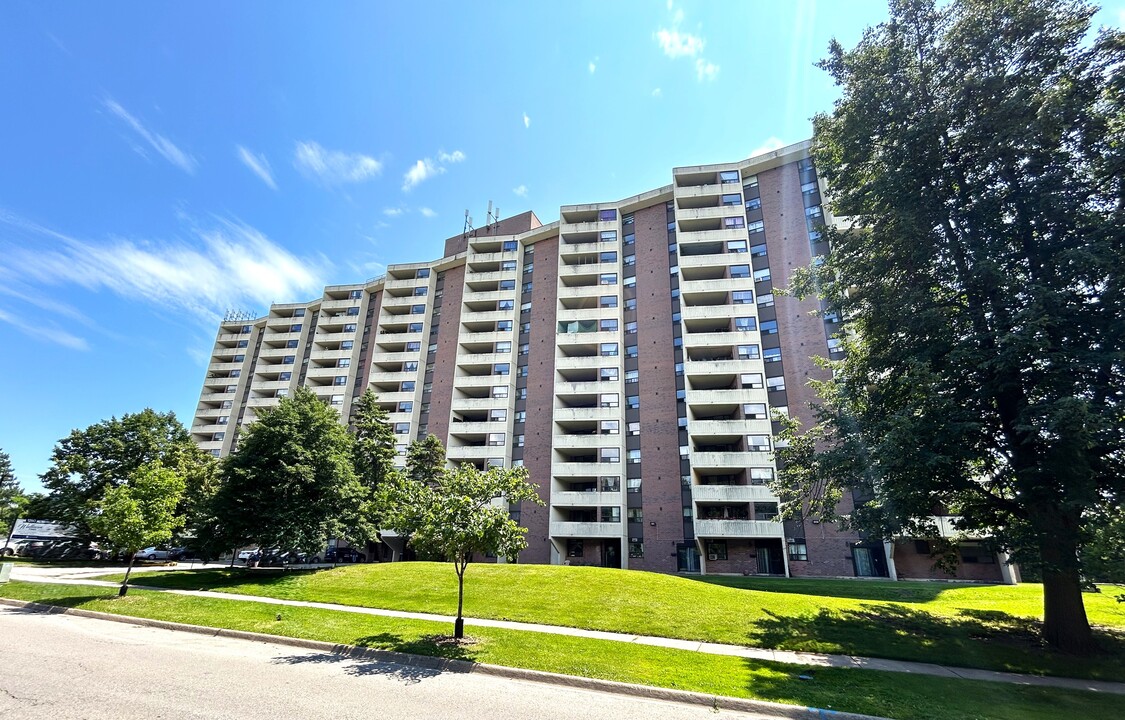 Wallace Pines II in Oakville, ON - Building Photo