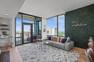 70 Rainey St in Austin, TX - Foto de edificio - Building Photo