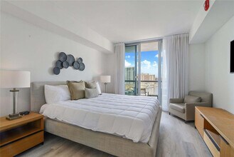 2602 E Hallandale Beach Blvd in Hallandale Beach, FL - Foto de edificio - Building Photo