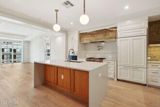 4240 E Camelback Rd in Phoenix, AZ - Building Photo - Building Photo