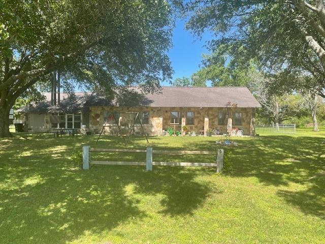 1213 County Rd 406 in El Campo, TX - Building Photo