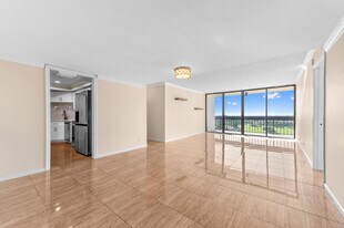 2400 Presidential Way in West Palm Beach, FL - Building Photo