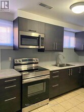 518 Meadows Blvd in Mississauga, ON - Building Photo - Building Photo