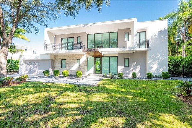 5921 SW 87th St in South Miami, FL - Foto de edificio - Building Photo