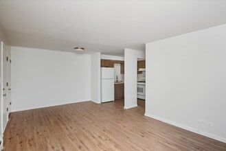 126 W Washington St in Round Lake, IL - Foto de edificio - Building Photo