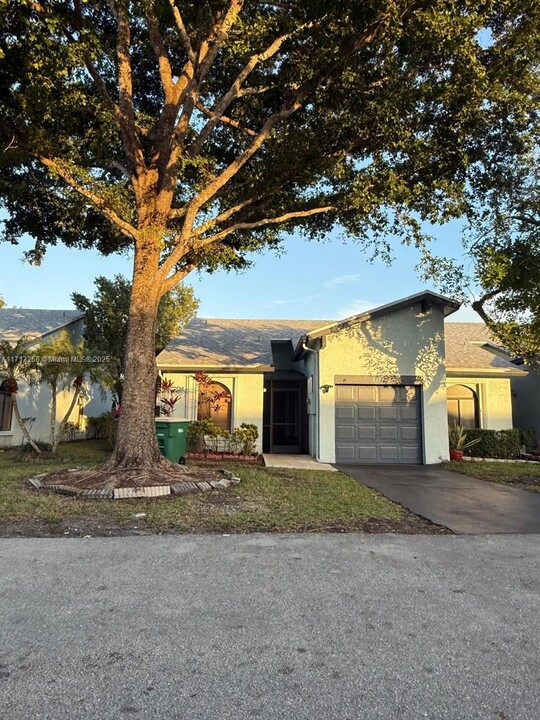 8204 NW 100th Ln in Tamarac, FL - Building Photo