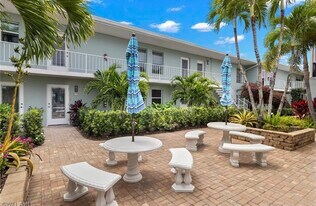 685-612 12th Ave S in Naples, FL - Building Photo